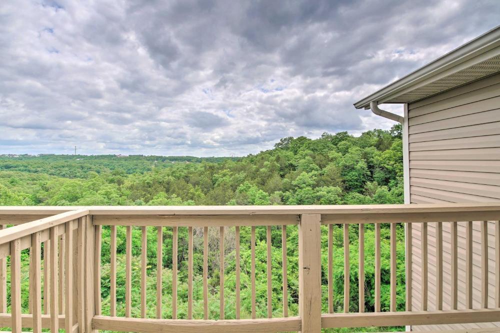 2 Mi to Branson Strip Family Home with Balcony!